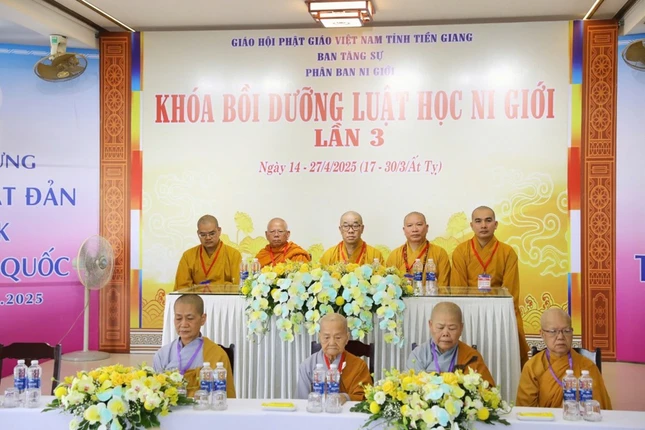 Chư tôn đức Chứng minh buổi lễ khai mạc khóa học