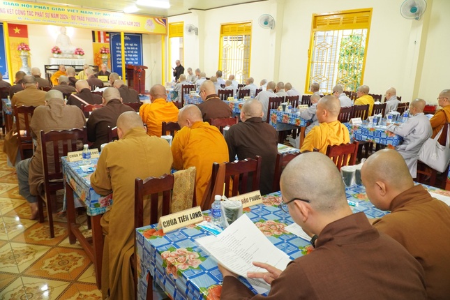 Quang cảnh buổi họp