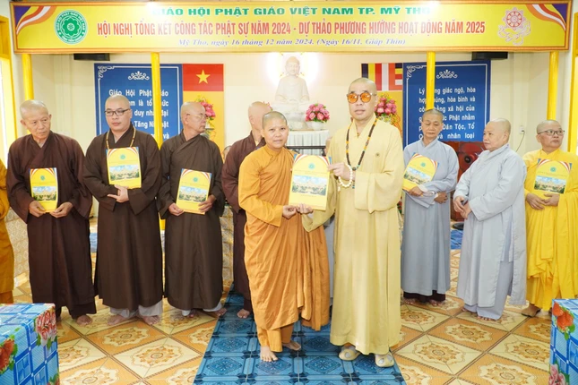 Trao quyết định bổ nhiệm trụ trì tịnh xá Ngọc Định cho Sư cô Thích nữ Kim Liên