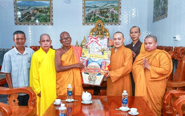 Thượng tọa Thích Viên Quang chúc Tết Chôl Chnăm Thmây đến Trưởng lão Hòa thượng Chau Sưng, Thành viên Hội đồng Chứng minh