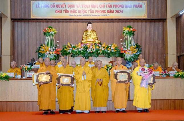 Trưởng lão Hoà thượng Thích Thiện Pháp đã trao Giáo chỉ tấn phong hàng Hòa thượng