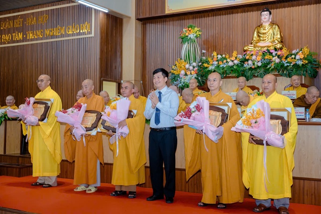 Lãnh đạo Tỉnh Ủy, UBND tỉnh Đồng Nai tặng hoa chúc mừng