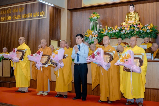 Lãnh đạo Tỉnh Ủy, UBND tỉnh Đồng Nai tặng hoa chúc mừng