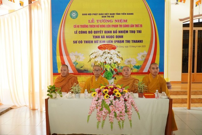 Chư tôn đức chứng minh và tham dự buổi lễ Chư tôn đức chứng minh và tham dự buổi lễ