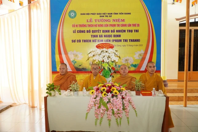 Chư tôn đức chứng minh và tham dự buổi lễ