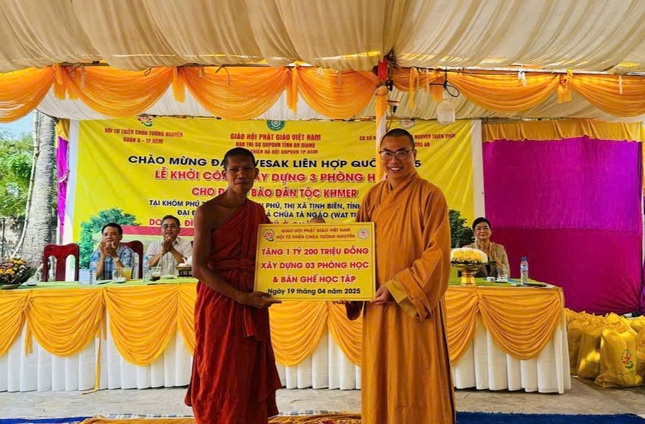 Đại đức Thích Minh Phú trao bảng tượng trưng ủng hộ xây dựng 3 phòng học