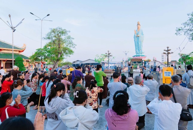 Đồng bào, Phật tử về đảnh lễ trước Bồ-tát Quán Thế Âm