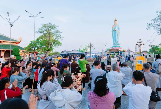 Đồng bào, Phật tử về đảnh lễ trước Bồ-tát Quán Thế Âm Đồng bào, Phật tử về đảnh lễ trước Bồ-tát Quán Thế Âm