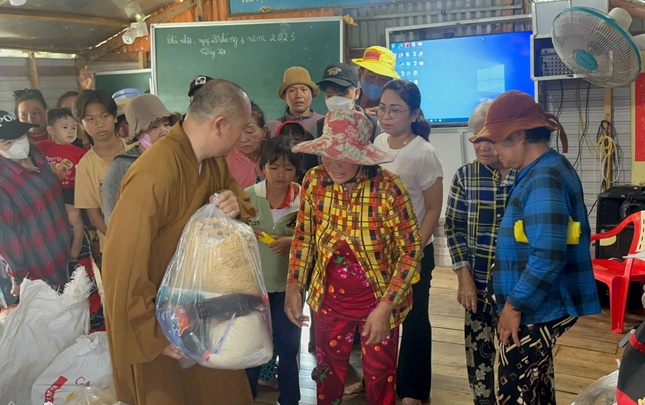 Đại đức Thích Chơn Nguyên đảm trách trao quà đến các gia đình khó khăn tại hồ Trị An