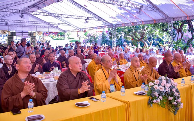 Chư tôn đức tham dự khai mạc chương trình buffet chay