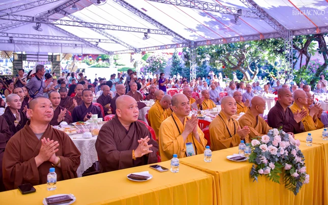 Chư tôn đức tham dự khai mạc chương trình buffet chay