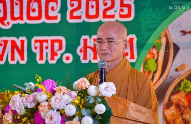 Thượng tọa Thích Thiện Quý đại diện Ban Trị sự TP.HCM phát biểu tại chương trình