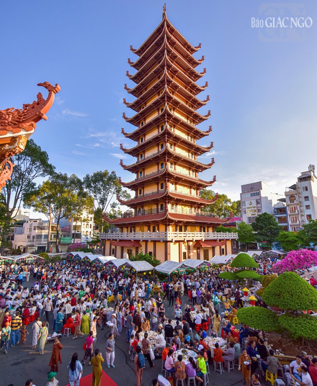 Hơn 2.000 Phật tử, người dân tham dự buffet chay do Ban Kinh tế - Tài chánh GHPGVN TP.HCM tổ chức