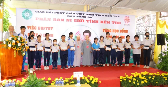 Tại chương trình buffet chay, Phân ban Ni giới tỉnh đã trao 111 phần học bổng cho học sinh