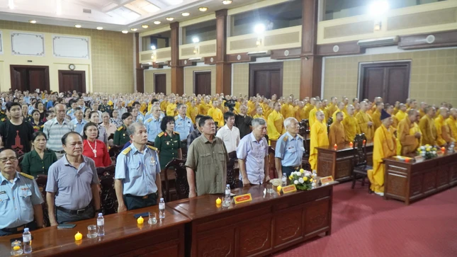 Đại chúng dành phút mặc niệm các anh hùng liệt sĩ