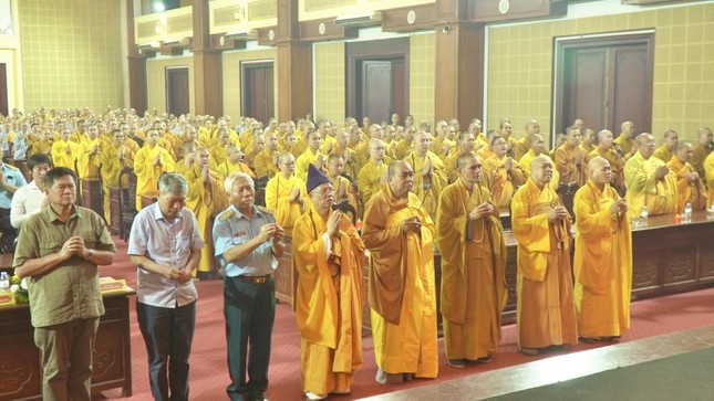 Chư tôn đức, các đại biểu, khách mời và Phật tử đã dâng hương, dâng đăng tưởng nhớ và tri ân các anh hùng liệt sĩ