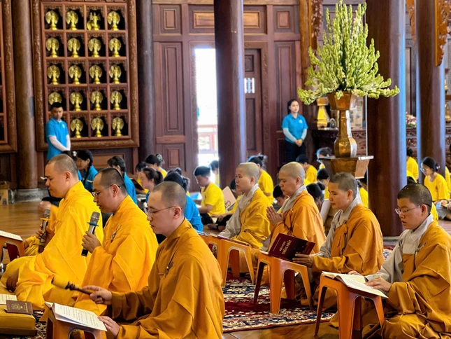 Chư tôn đức hướng dẫn tu sinh tụng niệm