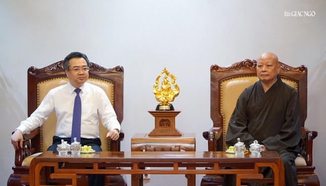 Hòa thượng Thích Lệ Trang tiếp thân mật Phó Bí thư Thường trực Thành ủy TP.HCM Nguyễn Thanh Nghị