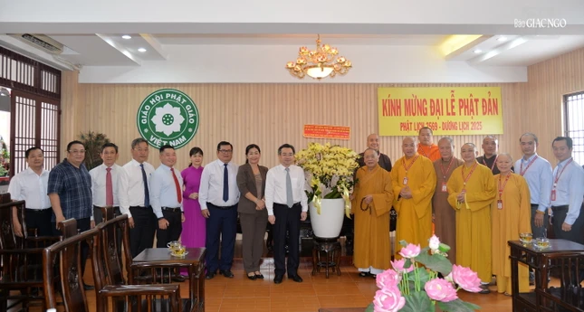 Phó Bí thư Thường trực Thành ủy TP.HCM tặng hoa chúc mừng Phật đản đến chư tôn đức Hội đồng Trị sự tại Văn phòng II T.Ư