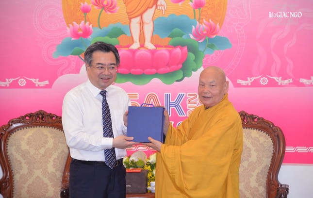 Trưởng lão Hòa thượng Thích Thiện Nhơn tiếp thân mật phái đoàn do Phó Bí thư Thường trực Thành ủy TP.HCM Nguyễn Thanh Nghị dẫn đầu