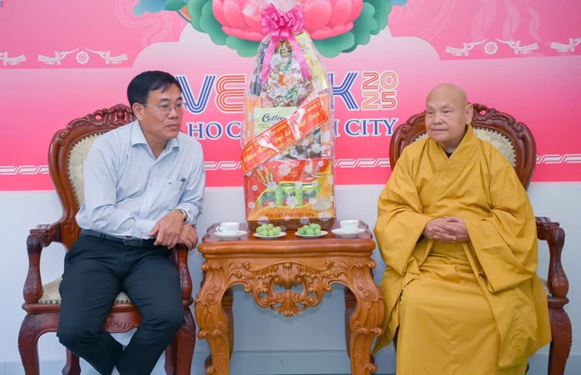 Ông Nguyễn Duy Tân vấn an sức khỏe Trưởng lão Hòa thượng Chủ tịch Hội đồng Trị sự