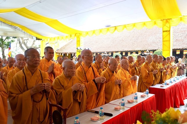 Chư tôn đức thắp hương tưởng niệm