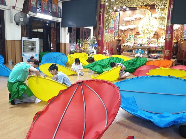 Cùng chăm chút cho những cánh hoa sen