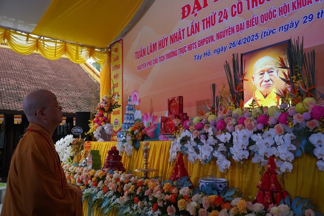 Hòa thượng Thích Thanh Nhã mặc niệm