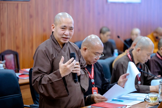 Thượng tọa Thích Thanh Tuấn điều hành buổi họp
