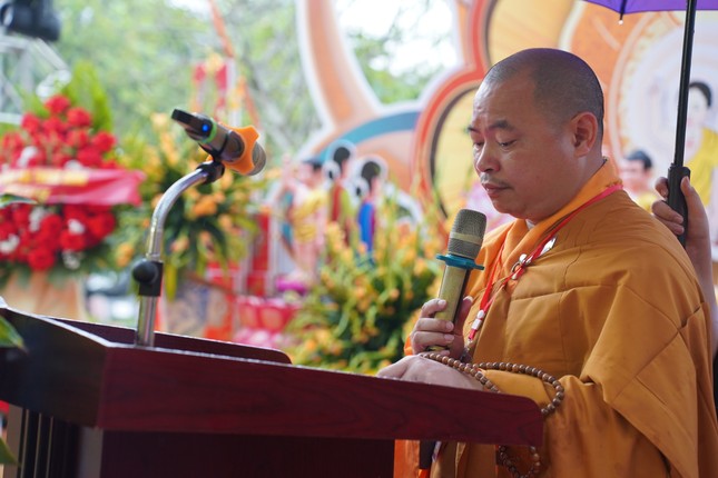 Đại đức Thích Thanh Tâm báo cáo xây dựng chùa Phú Lâm