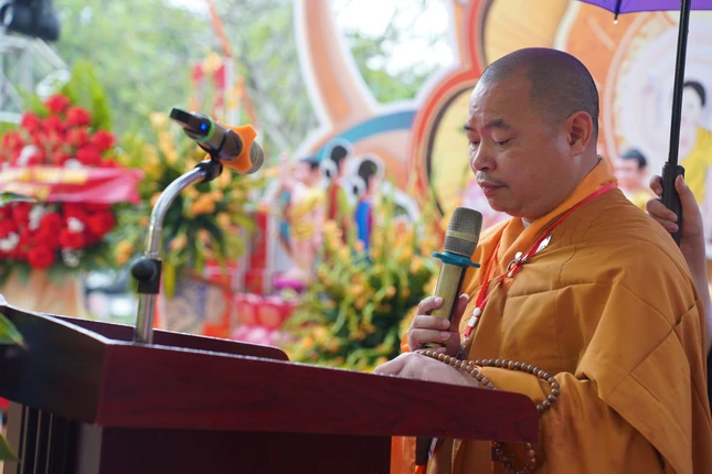 Đại đức Thích Thanh Tâm báo cáo xây dựng chùa Phú Lâm