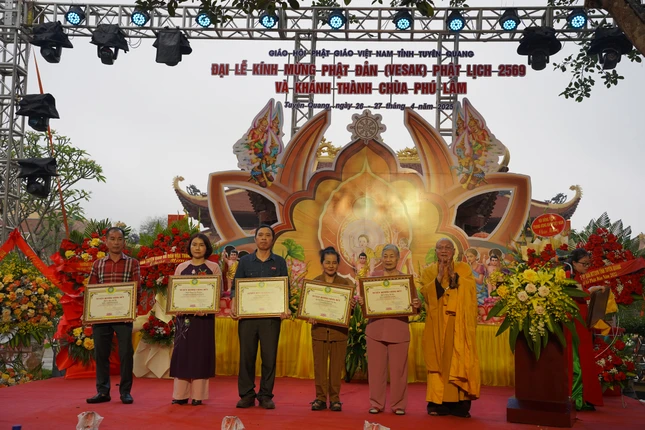 Hòa thượng Thích Gia Quang trao tặng Bằng tuyên dương công đức