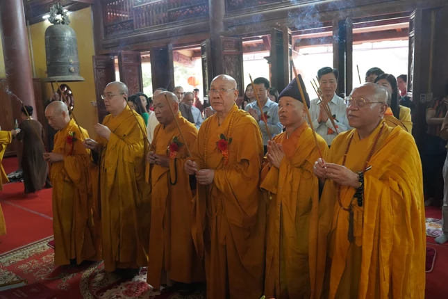 Lễ dâng hương Tam bảo chùa Phú Lâm