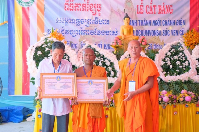 Hòa thượng Danh Đổng trao bằng tán dương cho các tập thể, cá nhân