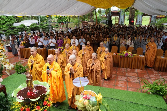 Chư tôn đức cùng toàn thể đại chúng đã làm lễ niêm hương bạch Phậ