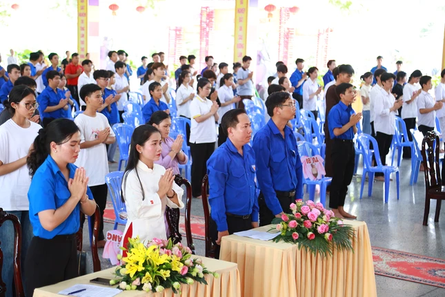 200 khóa sinh tham gia khóa tu