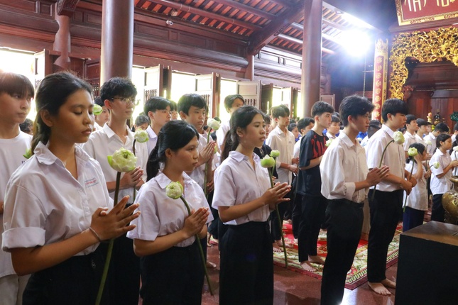 Khóa sinh tham dự lễ tưởng niệm nhân Kỷ niệm 50 năm ngày Giải phóng miền nam, thống nhất đất nước