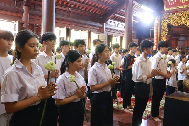 Khóa sinh tham dự lễ tưởng niệm nhân Kỷ niệm 50 năm ngày Giải phóng miền nam, thống nhất đất nước