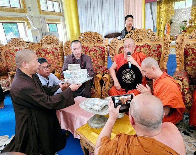 Đoàn Ban Trị sự TP.Biên Hòa cúng dường đến tu viện