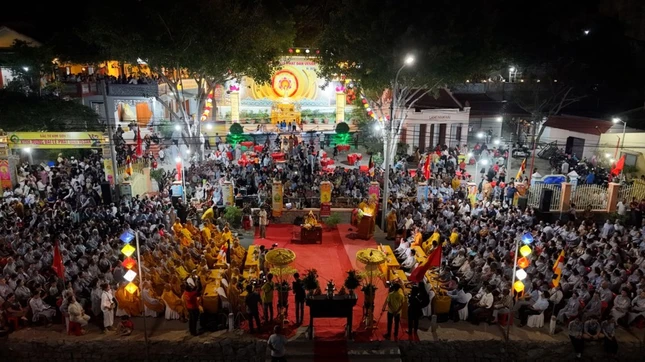 Lễ thắp sáng 7 hoa sen do Ban Trị sự H.Ninh Hải tổ chức