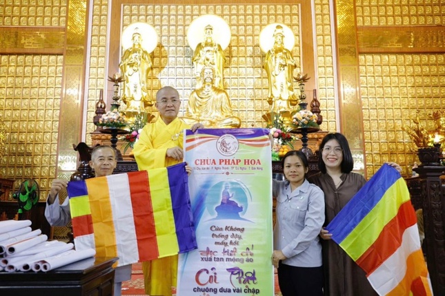 Tặng cờ và pano Phật đản đến Phật tử