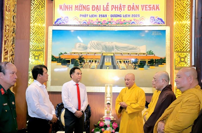 Hòa thượng Thích Huệ Thông tiếp thân mật phái đoàn lãnh đạo Tỉnh ủy và các cơ quan