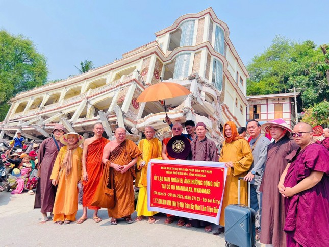 Đoàn Ban Trị sự TP.Biên Hòa đến tu viện Mingun, Tipitaka, kinh đô Amarapura, Myanmar cúng dường các tu viện bị ảnh hưởng động đất