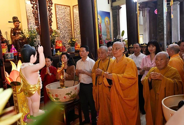 Chư tôn đức và quan khách dâng hương cúng dường