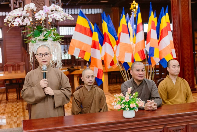 Đại đức Thích Nguyên Huấn phát biểu khai mạc Đại đức Thích Nguyên Huấn phát biểu khai mạc