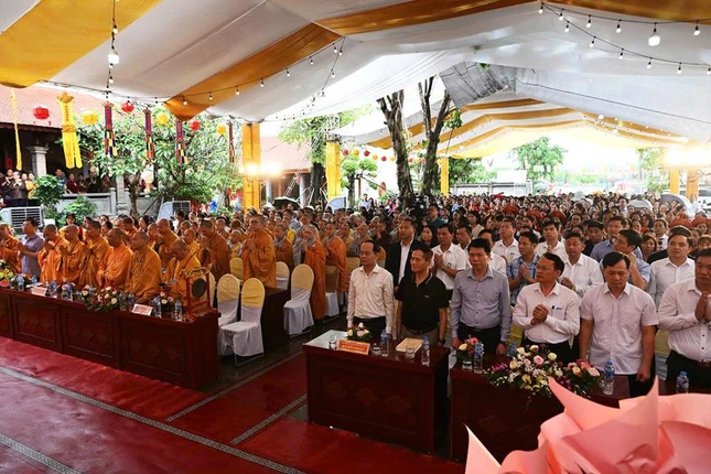 Chư tôn đức Tăng Ni, đại diện các cơ quan trong nghi thức Đại lễ Phật đản