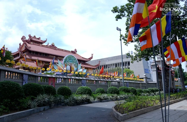 Việt Nam Quốc Tự nhìn từ đường 3/2