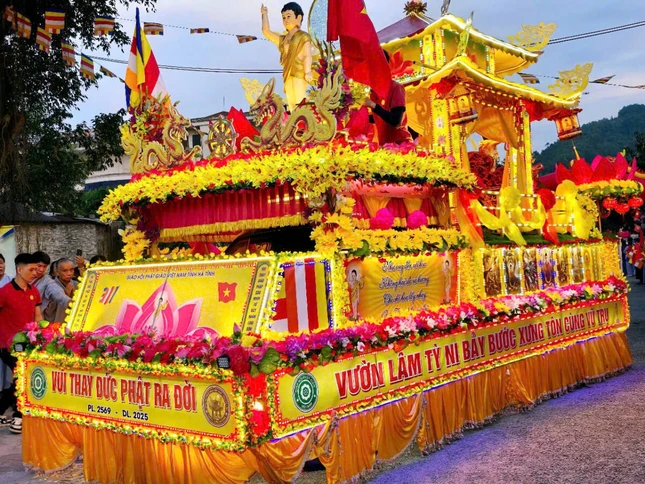 Lễ cung rước Đức Phật đản sinh từ chùa Cảm Sơn (TP.Hà Tĩnh) về chùa Phong Phạn