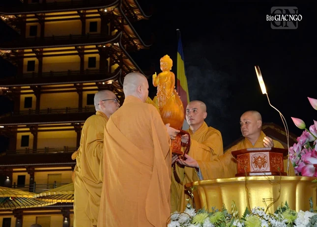Cung thỉnh kim thân Đức Phật sơ sinh tôn trí tại lễ đài chính của Phật giáo TP.HCM - Việt Nam Quốc Tự