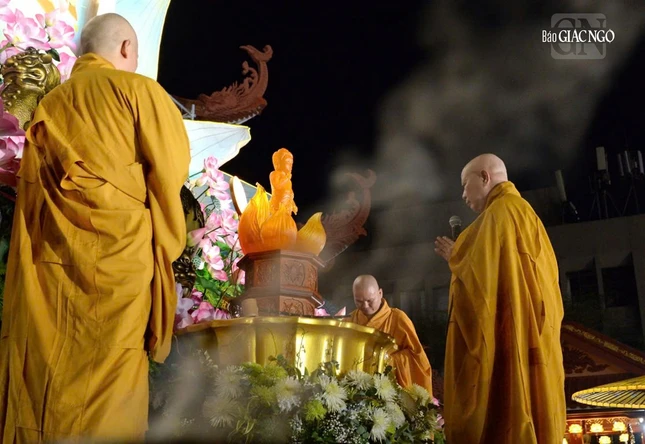 Hòa thượng Thích Lệ Trang và Ban Nghi lễ cử hành Lễ Mộc dục (Tắm Phật)